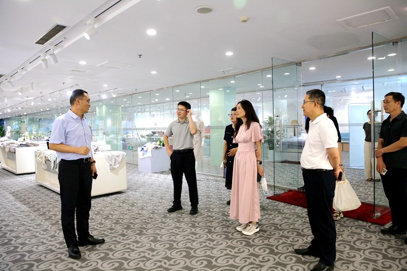 國家發(fā)改委經貿司商品平衡二處處長徐婷婷一行考察孚日